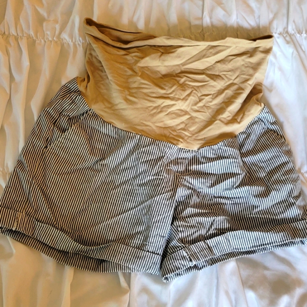 Dark gray and white striped maternity short small